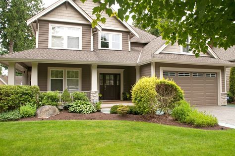 Brown house with white trim Brown Siding, Brown House Exterior, Exterior House Painting, Tan House, Beautiful Exterior, Cream Trim, Tan Trim, Brown House, House Exterior Colors