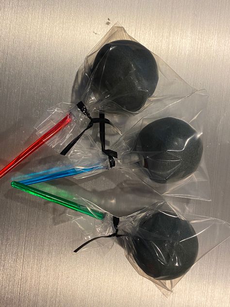 Star Wars themed cake pops Star Wars Cake Pops Easy, Star Wars Chocolate Covered Strawberries, Storm Trooper Cake Pops, Starwars Cakepops, Star Wars Cake Pops, Star Wars Dessert, Star Wars Bundt Cake, Cake Pop Displays, Star Wars Cake