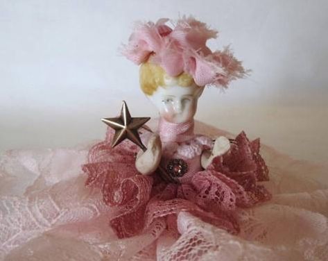 Art Doll Esther a Safari Sister Assemblage Doll Porcelain Doll Head Crafts, Altered Doll Heads, Assemblage Art Dolls Mixed Media Collage, Creepy Antique Dolls, Porcelain Doll Head Altered Art, Doll Antique, Broken Doll, Assemblage Art Dolls, Vintage Style Art