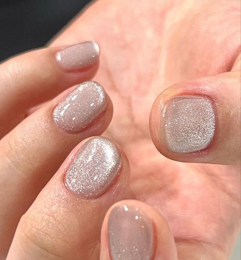 Glitter Nail Paint Ideas, Sparkly Gel Manicure, Short Nail Cat Eye, Christmas Oval Nails, Nails Shimmer, Clear Glitter Nails, Gloss Nails, Glitter Cat Eye, Multicolored Nails