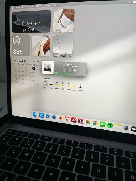 Macbook Air 13 Aesthetic, Spotify Widgets Aesthetic, Laptop And Phone Aesthetic, Things To Do On Your Macbook, Laptop Inspo Homescreen, Aesthetic Iphone Widget Ideas, Mac Book Desktop Aesthetic, Macbook Asethic, Macbook Air Layout