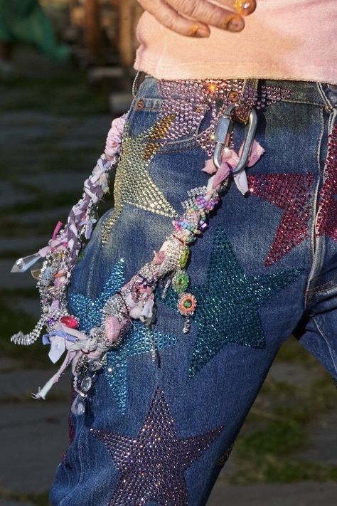 Painted Jeans, Denim Diy, Jeans Diy, Clothes Crafts, Outfit Goals, Upcycle Clothes, Diy Fashion, Custom Clothes, Diy Clothes