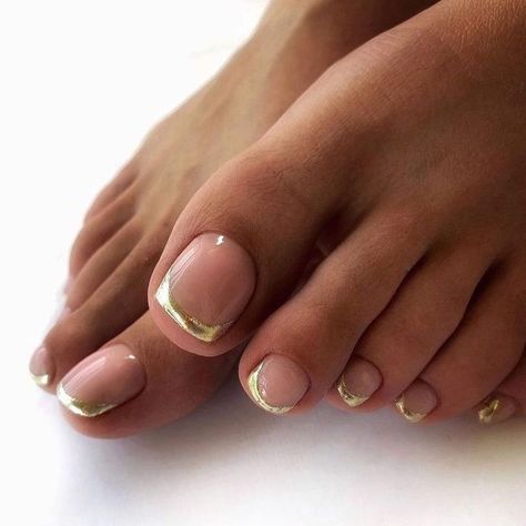 Pedicure Trends, Gold Toe Nails, French Manicure Toes, French Toe Nails, Fall Toe Nails, Feet Nail Design, French Pedicure, Pedicure Colors, Gel Toe Nails