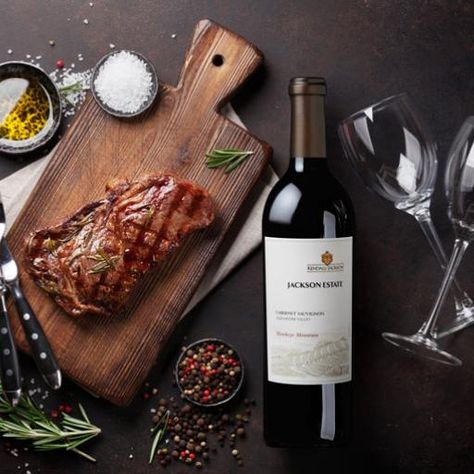 Eating steak means choosing the best cut of meat and the best wine to accompany it. With tips from our blog, you can pair the right wine with your steak. Steak And Wine Aesthetic, Wine Steak, Wine Paring, Beer Ingredients, Spring Dinner, Wine Photography, Wine Expert, Charcuterie Inspiration, Wine Guide