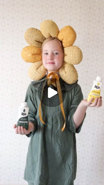 Merrilee Liddiard on Instagram: "Everything's coming up daisies! We had fun making this DIY flower costume using @ritdye to get all our colors just right. It was surprisingly easy and fun! We upcycled some of Milla's older clothing and dyed it Verdigris Green. We then dyed fabric pieces for the petals in Mustard Seed (both from Rit Dye's color formulas on their site). We stuffed the pieces and attached them to a ribbon making the perfect flower headdress. (You can find the flower template and DIY instructions for the petals in the @mermag_shop if you're interested). Now we're in the mood to make an entire garden of flower costumes! How fun would that be?! I see family costumes in the making... #ritdye #halloweenwithRit #mermaghalloween  • • • • • • • • • • • • • • • #halloween #halloweenco Diy Praying Mantis Costume, Daisy Flower Outfit, Diy Daisy Costume, Halloween Flower Costume, Diy Flower Costume Women, Marigold Costume, Diy Flower Costume, Daisy Costume Flower, Flower Halloween Costume