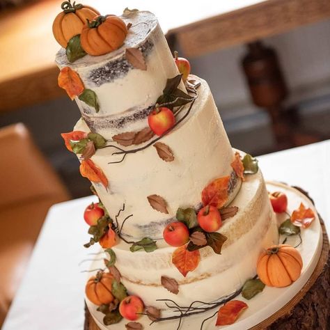 Autumn Wedding Cake - @hettyscakehouse Wedding Cake October, Fall Wedding Cake Ideas, Fall Wedding Reception Decorations, Autumn Wedding Cake, Fall Wedding Ceremony Decorations, October Wedding Dresses, Autumn Board, Autumn Wedding Cakes, Fall Wedding Cake