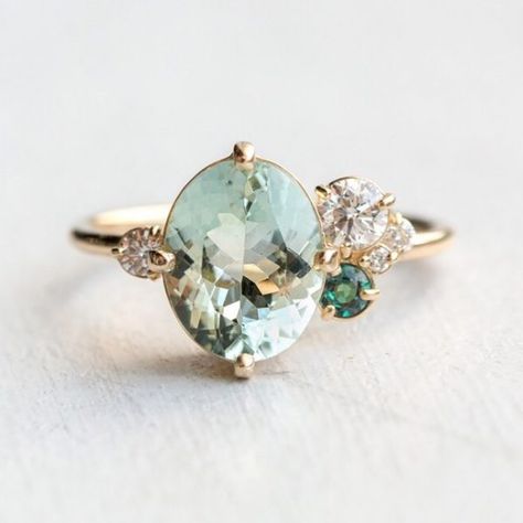 A guide in diamond engagement rings, how to pick the right style for you. Moody Green, Inexpensive Jewelry, Ring Rosegold, Cluster Engagement Ring, Stunning Engagement Ring, Morganite Engagement, Morganite Engagement Ring, Pavlova, Stunning Jewellery