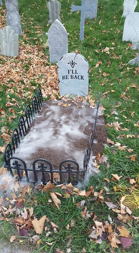 Grave Halloween Decorations, Graveyard Diy Decorations, Graveyard Outdoor Decor, Graveyard Scenes For Halloween, Halloween Yard Cemetery Ideas, Diy Cemetary Decorations, Halloween Cemetary Ideas, Grave Stones Ideas Halloween, Cemetery Decorations Halloween