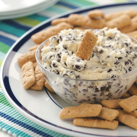 Chocolate Chip Dip Recipe, Chocolate Chip Cheesecake Dip, Chip Dip Recipes, Chocolate Chip Dip, Cookie Dough Dip, Cheesecake Dip, Chocolate Chip Cheesecake, Sweet Dips, Dessert Dips