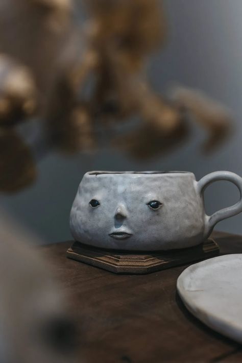 Artist Fan Yanting Creates Emotive Little Faces Sculptures From Minimalist Ceramics Minimalist Ceramics, Pottery Cafe, Clay Cup, Handmade Cups, Ceramic Pieces, Face Mug, Organic Forms, Unique Vases, Pottery Crafts