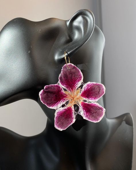 Pansy Geranium Earrings 🌺 Exotic vibe for summer please 🙏🏼 the perfect flowers earrings for a weddings or a nice event por example 🎪 #realflowerjewelry #barcelonahandmadejewelry #botanicaljewelry #bijouxfleurs Earrings Exotic, Flowers Earrings, Real Flower Jewelry, Botanical Jewelry, Flower Jewelry, Hand Made Jewelry, Flower Jewellery, Real Flowers, Geraniums