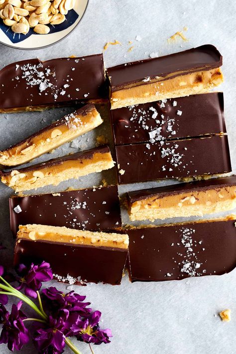 Snickers Bars Recipe, Snickers Recipe, Homemade Twix Bars, Peanut Butter Bars Recipe, Homemade Candy Bars, Twix Bars, Snickers Chocolate, Food Dolls, Twix Bar