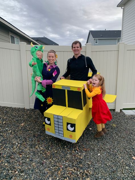 Magic School Bus Costume, Ms Frizzle Costume, School Bus Costume, Halloween Costume Videos, Matching Family Halloween Costumes, Sibling Costume, The Magic School Bus, Ms Frizzle, Kid Friendly Halloween