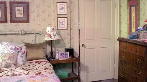 Gilmore Girls Decor, Gilmore Girls House, Rory And Lorelai, The Gilmore, Quaint Cottage, Lorelai Gilmore, Killing Eve, Dreamy Room, Paris Apartments