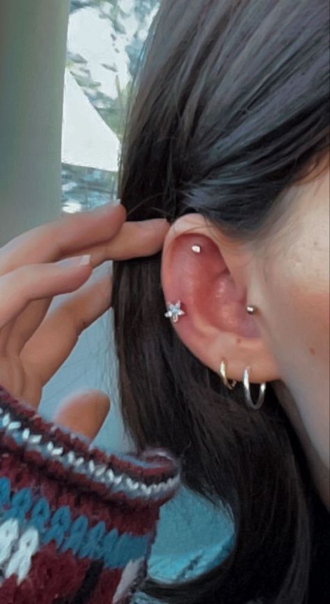 Am I Gold Or Silver, Gold Sparkly Jewelry, Piercing Ideas Ears Simple, Ear Peicerings Ideas Aesthetic, Custom Ear Piercing, Earrings One Hole, Ear Piercing Inspo Both Ears, Gold Percinings, Matching Ear Piercings