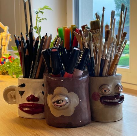 Plant Pot With Face, Clay Crafts Room Decor, Clay Pencil Pot, Funky Ceramics Ideas, Clay Pencil Holder Ideas, Trippy Clay Art, Clay Pallete Ideas, Clay Gifts For Friends, Terracotta Clay Ideas