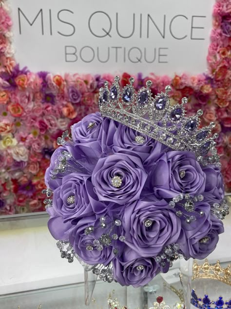 Ramo de quinceañera y corona Ramo For Quince, Purple Quinceanera Bouquet, Lavender Crown Quince, Lavender Quinceanera Crown, Purple Quince Bouquet, Purple Floral Quinceanera Theme, Purple Ramos For Quinceanera, Purple Quince Ramo, Lavender Quince Bouquet