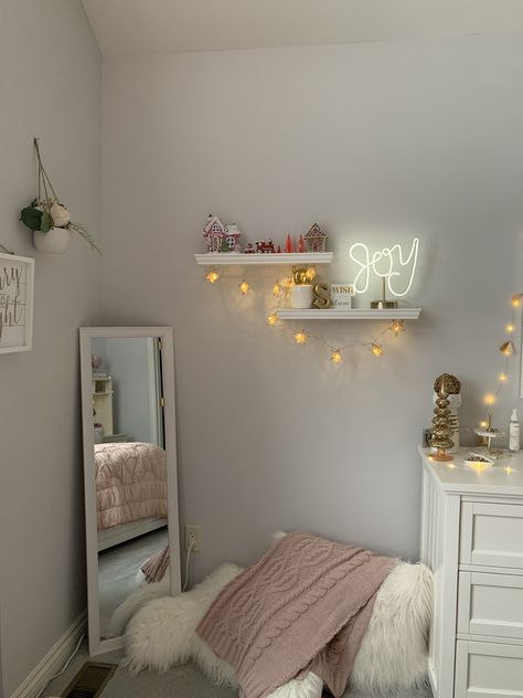 Light Pink Walls Bedroom Interior Design, Plain Wall Decor Ideas Bedroom, Bedroom Baddie, Baddie Apartment Ideas, Baddie Apartment, Dekorasi Kamar Tidur, Pinterest Room Decor, Girly Room, Room Deco