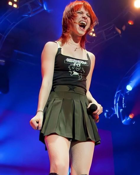 Haley Williams, Outfit Female, Paramore Hayley Williams, Hayley Williams, Fender Stratocaster, Paramore, Going Out Outfits, Lead Singer, Short Skirt