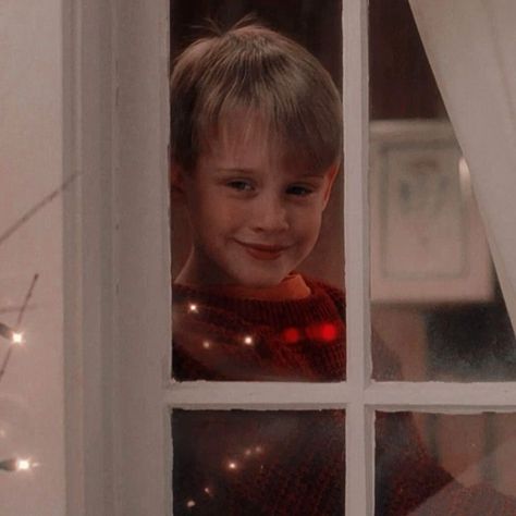 Home Alone Widget, Home Alone Movie Astethic, Christmas Movie Stills, Home Alone Wallpers, Homealone Christmas, Home Alone Kevin, Kevin Home Alone, Home Alone 1, Christmas Wallpaper Iphone Cute