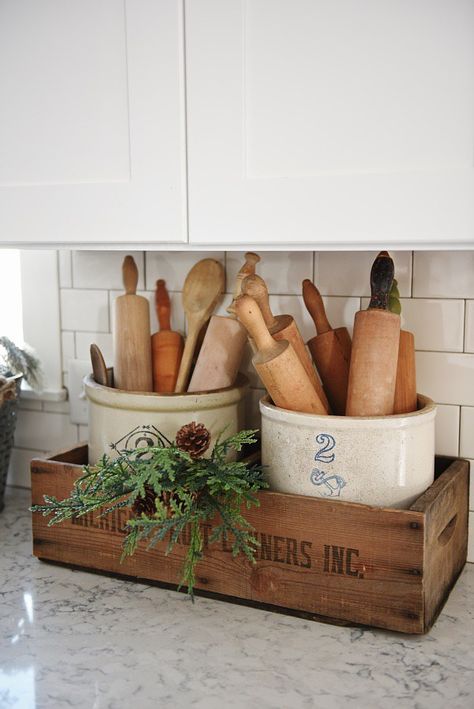 Simple winter kitchen - A great source for winter decor inspiration! Dapur Rustic, Crazy House, Decor Ikea, Kitchen Redo, Country Farmhouse Decor, Decor Minimalist, Farmhouse Kitchen Decor, Kitchen Makeover, Primitive Decorating