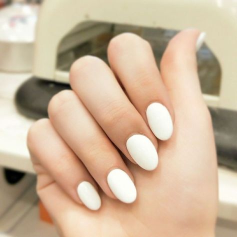 (ad) Stunning Almond move Nail Design Ideas Short Oval White Nails, White Shellac Nails, White Oval Nails, Nail Oval, Square Oval Nails, Nail Round, Nail Shapes Squoval, Rounded Acrylic Nails, Oval Acrylic Nails