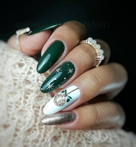 Glam Nail Design with Christmas Baubles #christmasnails #christmas #christmasnailsdesign Green Christmas Nails, Nails Festive, Christmas Nail Colors, Green Nail Designs, Winter Nails Acrylic, Nail Colors Winter, Cute Christmas Nails, Christmas Nail Art Designs, Christmas Nails Acrylic