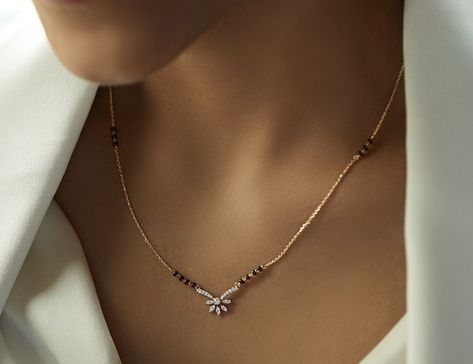 Stylish Mangalsutra Design, Short Magal Sutra Design Gold, Small Mangalsutra Designs Gold, Nallapusalu Designs Gold Short, Simple Necklace Designs, Small Earrings Gold, Hand Jewelry Rings, Mangal Sutra, Mangalsutra Chain