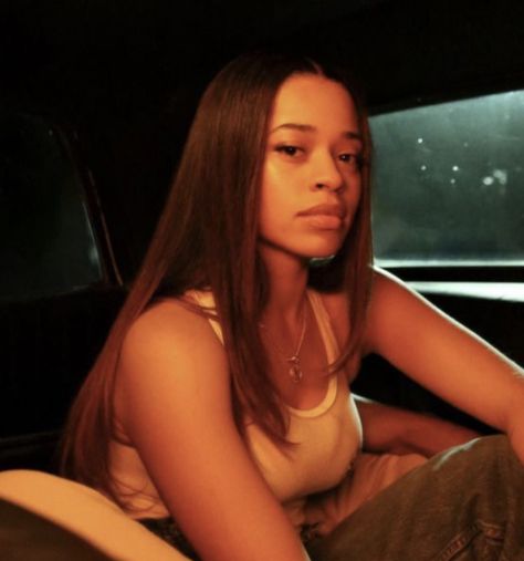 Ella Mai Pfp, Ella Mai Photoshoot, Black Female Singers Aesthetic, 90s Black Actresses Aesthetic, Sza Singer Portrait, Sza Singer New Pictures, Black Female Singers, Ella Mai, The Weeknd Poster