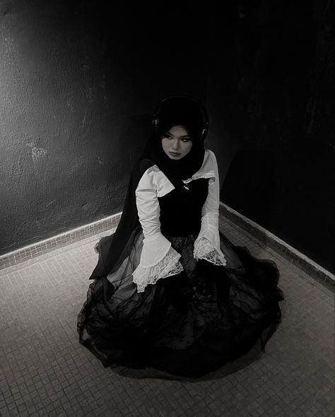 Cosplaystyle Anime Hijab, Ruqayyah Core, Modest Emo Outfits, Emo Hijabi, Hijabi Motivation, Modest Goth Outfit, Goth Hijabi, Prom Dress Hijab, Emo Prom