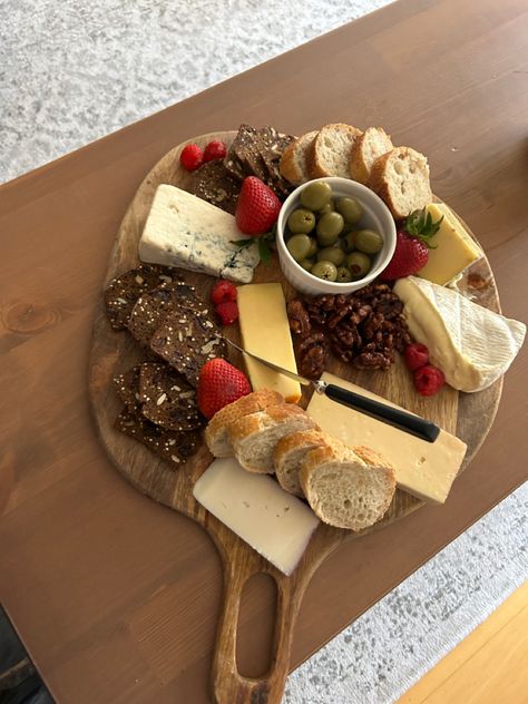 Bread And Cheese Platter, Charcuterie Board Olives, Cheese And Bread Board, Cheese Platter Aesthetic, Charcuterie Board With Bread, Charquetery Board, Small Cheese Board Ideas, Food Boards Ideas, Cheese Board Ideas Simple