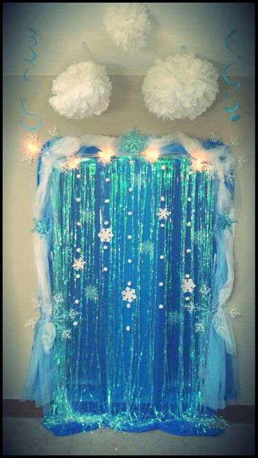 Frozen party photo backdrop Winter Wonderland Photo Backdrop Diy, Frozen Stage Design, Frozen Door Decorations, Christmas Winter Wonderland Theme, Frozen Party Backdrop, Frozen Classroom, Snowflake Dance, Frozen Photo Booth, Snowball Dance