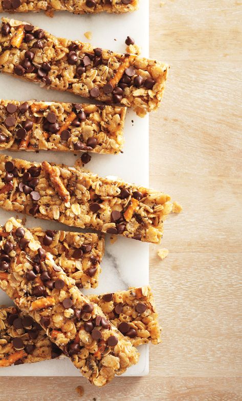 Chocolate-Peanut Butter Granola Bar Peanut Butter Granola Bars, Healthy Snack Bars, Peanut Butter Chocolate Bars, Peanut Butter Granola, Homemade Granola Bars, Cereal Bar, Chocolate And Peanut Butter, Granola Bar, Photo Food