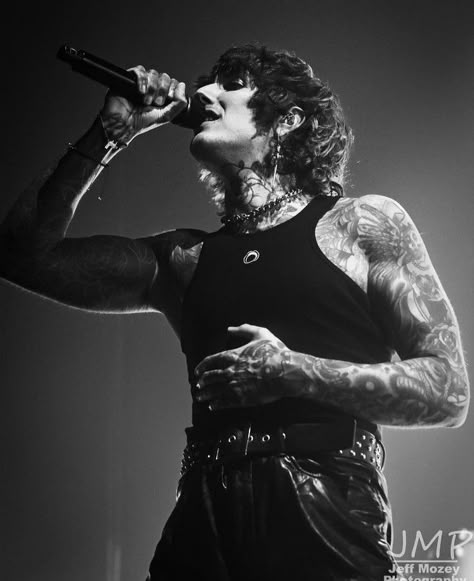 Oli Sykes, Oliver Sykes, Boy Tattoos, Bring Me The Horizon, Pierce The Veil, Emo Boys, Black Aesthetic, Rock Bands, Pretty People