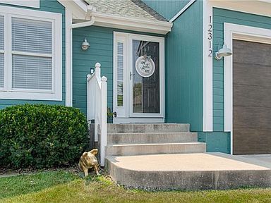 Turquoise exterior paint Turquoise Exterior House Colors, Turquoise Exterior House Paint, Turquoise House Exterior, Vinyl Siding Ideas Exterior, Moore House, Birthday Room Decorations, Exterior House Paint Color Combinations, Black House Exterior, Exterior House Color