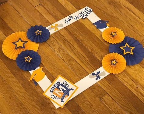 Selfie Station Ideas, Graduation Selfie, Graduation Party Pictures, Graduation Party Desserts, Party Selfie, Selfie Station, Selfie Frame, Graduation Crafts, Paper Rosettes