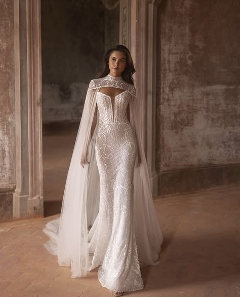 Semi Mermaid Wedding Dress, Wedding Dresses Vintage Bohemian, Curve Hugging Dress, Beautiful Bridal Dresses, Voluminous Skirt, Bolero Wedding, Royal Wedding Dress, Dream Wedding Ideas Dresses, Fitted Wedding Dress