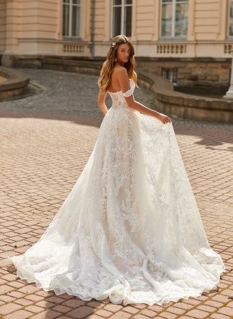 A Guide to Wedding Dress Trains: Types, Length & Finding The Right Style Boho Applique, Dress Train, Nature Dress, Wedding Dress Train, Beaded Bodice, Chapel Train, Wedding Dress Inspiration, Ball Gowns Wedding, Ball Gown Wedding Dress