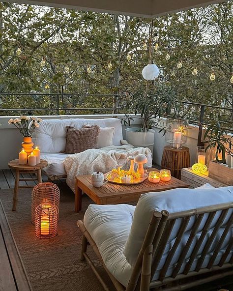 Cute Apartment Patio, Cozy Apartment Balcony, Italian Balcony, Cozy Home Interior, Cozy Balcony, Home Decor Apartment, Home Decor Cozy, Home Balcony, Apartment Patio