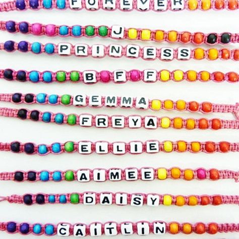 Friendship bracelets are a great accessory to show their friendship with someone. Here we present 9 pictures of friendship bracelets with names. Bracelets With Words, Friendship Bracelets With Names, Silver Friendship Bracelets, Braided Friendship Bracelets, Beads Tutorial, Friendship Bracelets Easy, Cute Friendship Bracelets, Magic Wallet, Gold Heart Bracelet