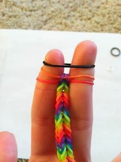 Love, Laugh, DIY: Rainbow Loom Bracelet...Minus the Rainbow Loom (on your FINGERS!) Rainbow Loom Fishtail, Crazy Loom, Loom Board, Loom Love, Rainbow Loom Bracelet, Rainbow Loom Tutorials, Rainbow Looms, Rubber Band Crafts, Rainbow Loom Rubber Bands