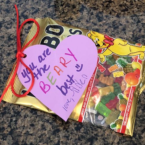 Teacher Appreciation Gummy Bears “You are the BEARY best” Gummy Bear Gift Ideas, Teacher Appreciation Gifts Candy, Testing Coordinator, Work Appreciation, Haribo Gummy Bears, Teacher Diy, Hen Ideas, Sunshine Committee, Staff Appreciation Gifts