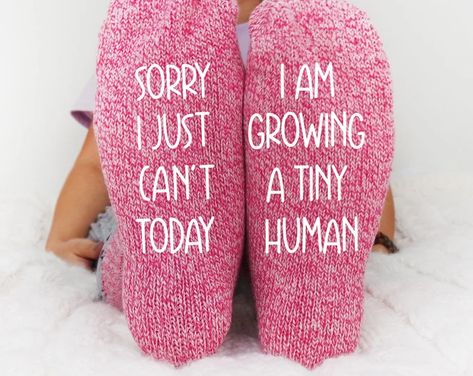 Mom to be gift - Etsy Mom To Be Gift Ideas, Expecting Parents Gift, New Mom Gift Ideas, Maternity Gifts, New Dad Gifts, Couple Socks, Pregnant Mom Gifts, Gifts For Pregnant Women, New Mom Gifts