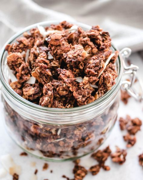 Chocolate Granola Recipe, Banana Bread Granola, Healthy Chocolate Banana, Banana Chia Pudding, Banana Granola, Chocolate Chia Pudding, Peanut Butter Roll, Chocolate Granola, Healthy Strawberry