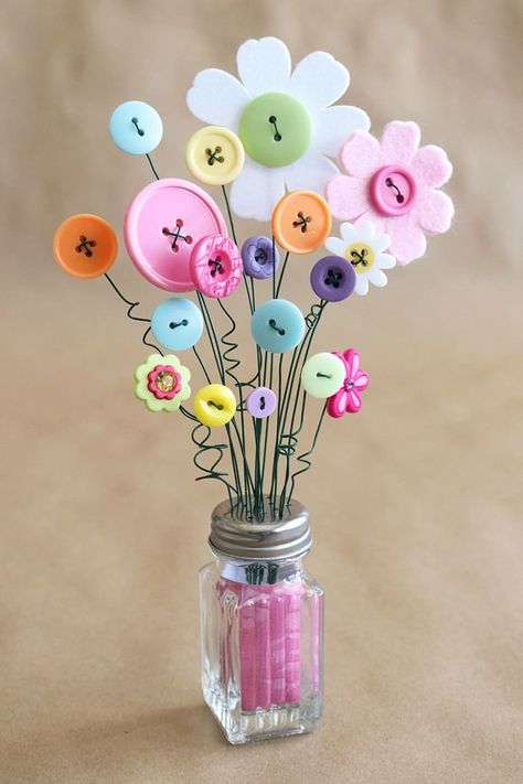 This button bouquet in a salt shaker might be the cutest miniature bouquet ever! Perfect spring craft and great mother's day gift idea! The detailed video tutorial will show you exactly how! Miniature Bouquet, Church Gifts For Mother’s Day, Mother S Day Crafts For Teens, Easter Decorations Kids, Button Bouquet, Flowers In Jars, Diy Plant Hanger, Diy Buttons, Clay Art Projects