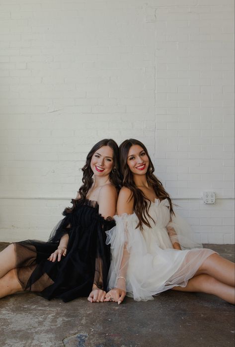 Photo With Sister, Birthday Shoot With Friends, 2 Females Photoshoot, Friends Birthday Pictures Ideas, Sister Birthday Photoshoot Ideas, Pose For Friends, Bestie Birthday Photoshoot, Two Sisters Photoshoot, Photoshoot Sisters