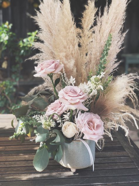 Rose And Pampas Centerpiece, Pampas And Roses Centerpiece, Matrimonio Pampas, Pampas Centerpieces Wedding, Pampas Centerpieces, Pampas Centerpiece, Bridal Shower Centerpieces Diy, Grass Centerpiece, Pink Centerpieces