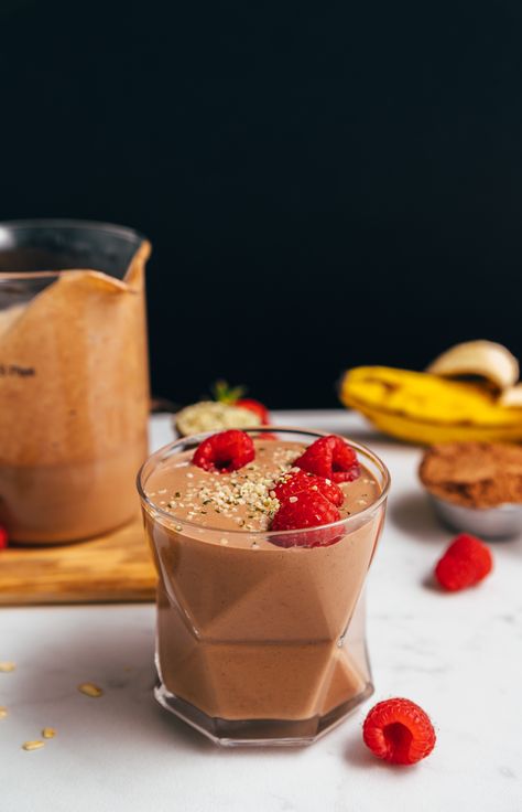 DELICIOUS Chocolate Protein Shake (Protein Powder-Free)! Rich, chocolatey, and made without protein powder! #plantbased #glutenfree #healthy #recipe #minimalistbaker Protein Items, Ella Vegan, Shake Protein, Chocolate Protein Shake, Almond Butter Smoothie, Vegan Protein Shake, Vegan Shakes, Paleo Snack, Chocolate Protein Shakes