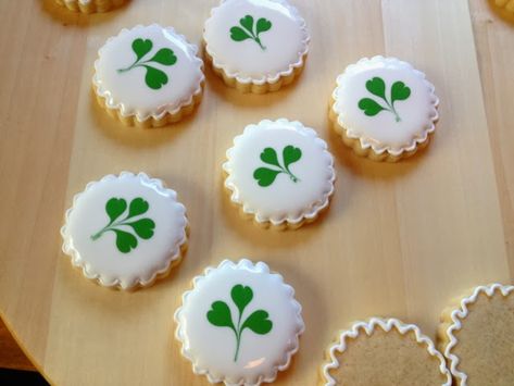 Shamrock Decorated Cookies, Cookie Flooding, Icing Biscuits, St Patrick Day Snacks, Lemon Biscuits, Shamrock Cookies, Cookie Platters, St Patrick's Day Cookies, Flooding Cookies