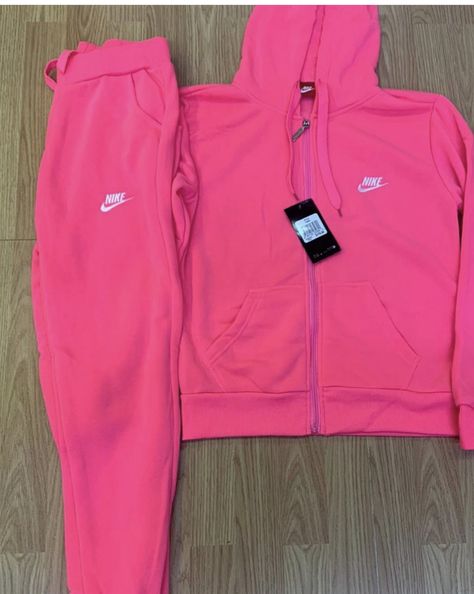 Sweat Suits Outfits, Womens Nike Shoes, Nike Sweatsuit, Nike Clothing, Women Nike, Cute Lazy Day Outfits, Cute Lazy Outfits, Pink Nike, Lazy Day Outfits